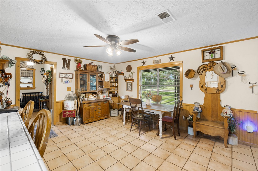 4450 Greenbriar Road Madisonville, TX 77864 - Photo 7 of 27 a living room with furniture