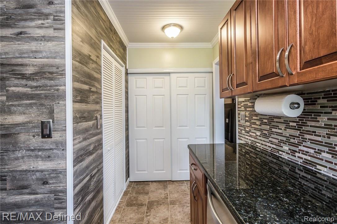 3137 Hickory Lawn Road Rochester, MI 48307 - Photo 16 of 49 017-Hallway-4376130-medium.jpg
