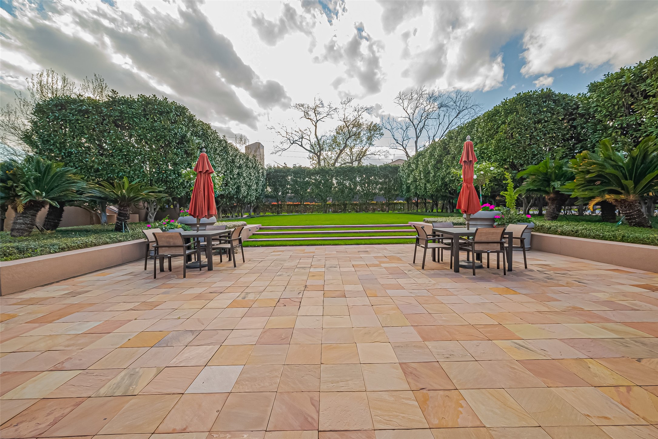 5100 San Felipe Street, Unit 34 Houston, TX 77056 - Photo 25 of 26 a view of a patio with a table and chairs
