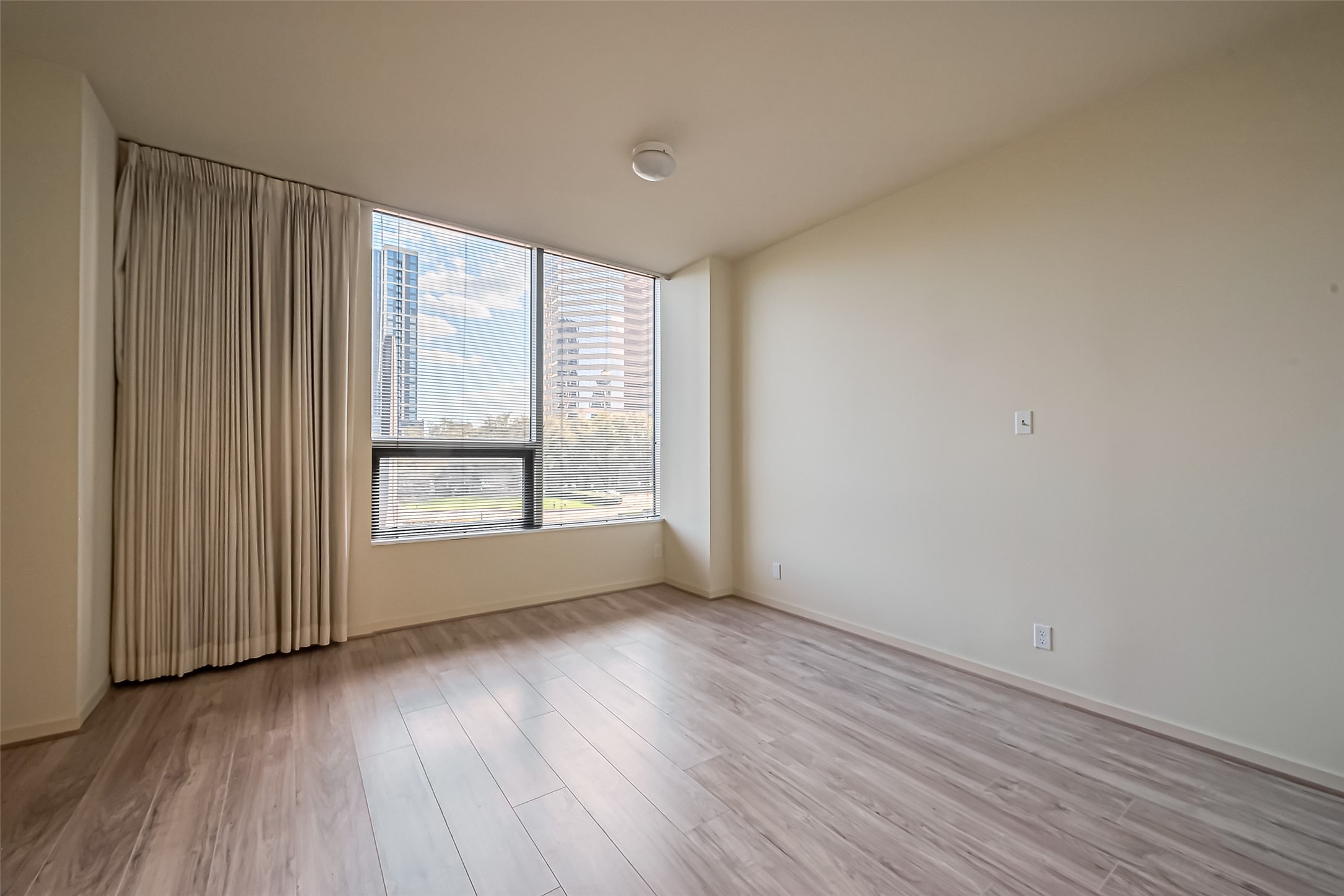 5100 San Felipe Street, Unit 34 Houston, TX 77056 - Photo 9 of 26 an empty room with wooden floor and windows