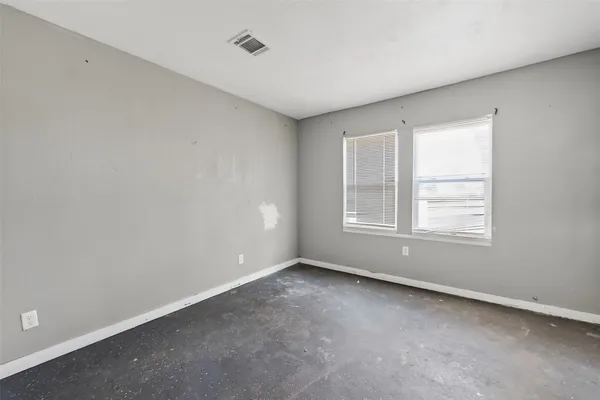 an empty room with closet and mirror