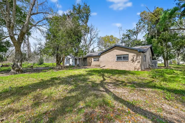 a view of yard with green space