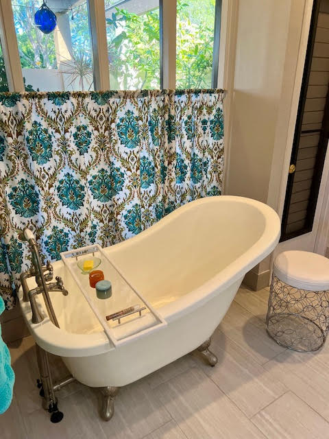 71-1638 Puu Napoo Drive Kailua-Kona, HI 96740 - Photo 20 of 30 a room with table and window