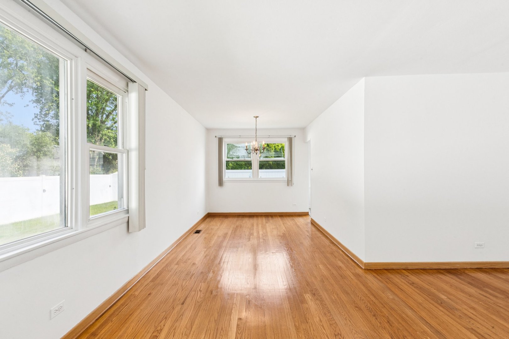 1946 Briarcliffe Boulevard Wheaton, IL 60189 - Photo 8 of 37