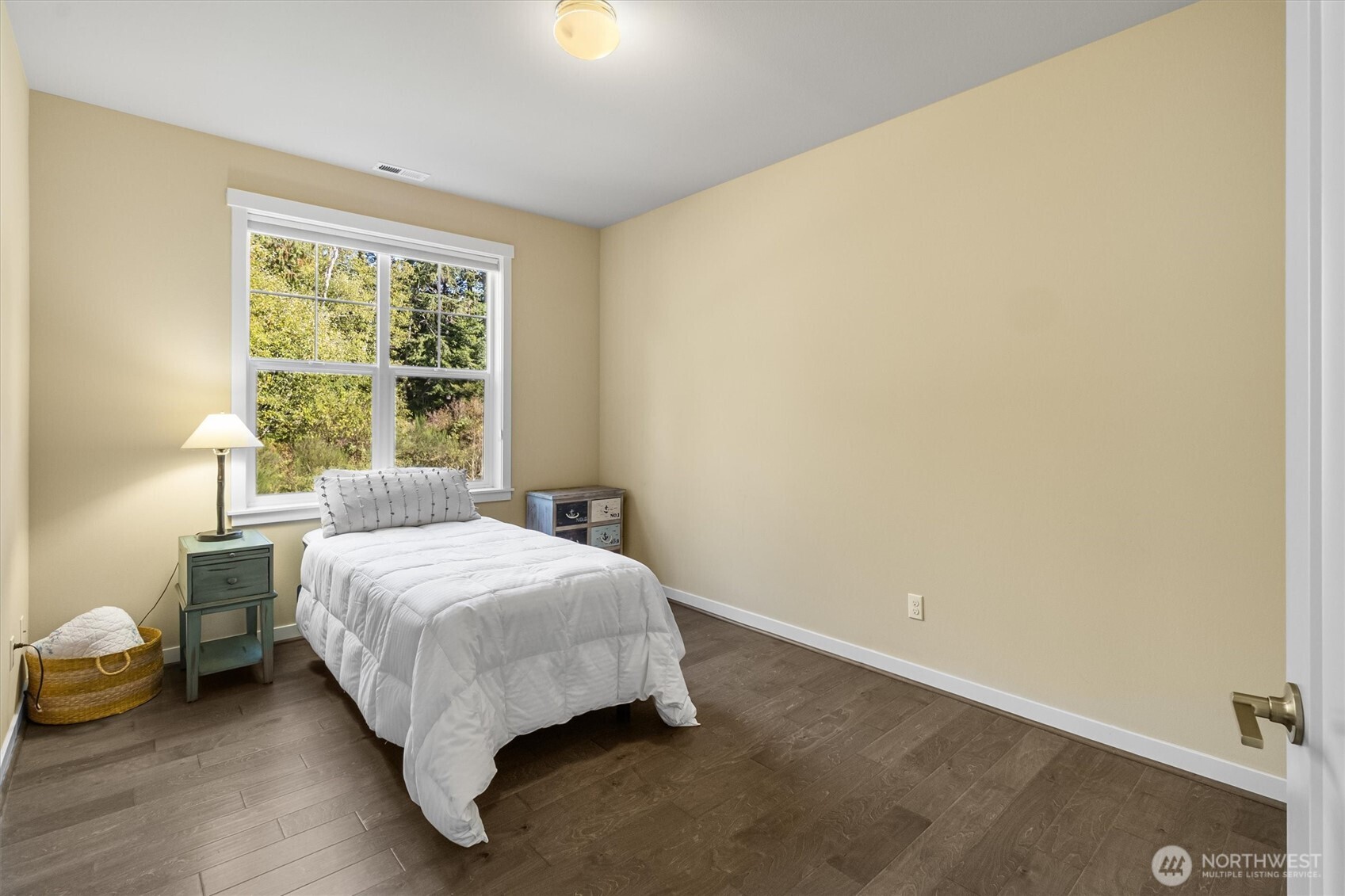 2712 Coho Lane Anacortes, WA 98221 - Photo 20 of 34 a bedroom with a bed and a window