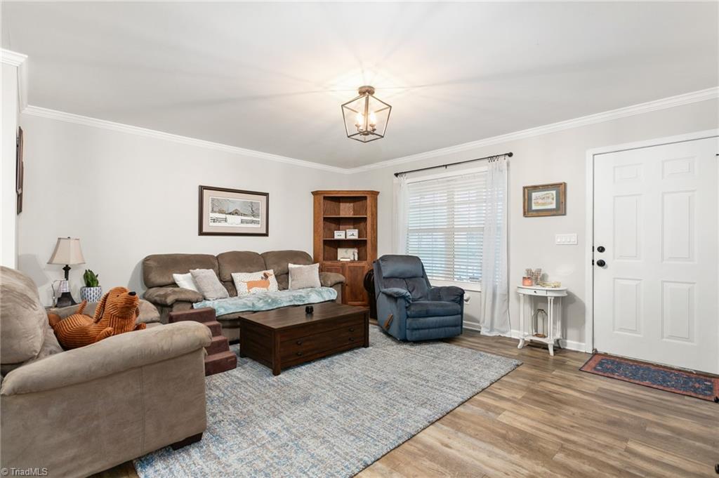 4348 Valley View Road Thomasville, NC 27360 - Photo 5 of 25 Living Room