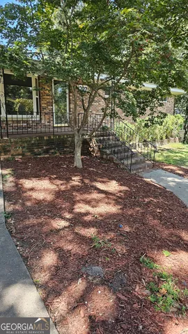 a view of a house with backyard