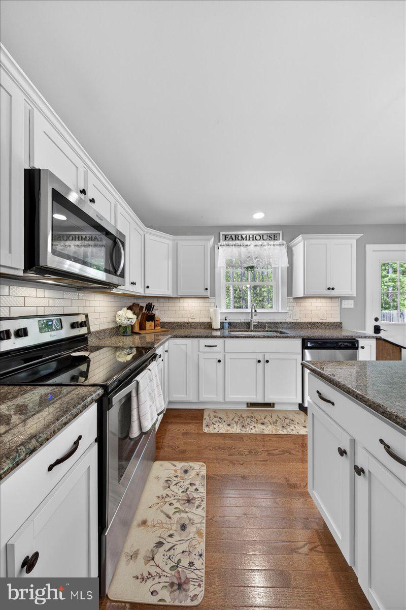 844 Manchester Road Bumpass, VA 23024 - Photo 11 of 65 SS appliances and Granite countertops