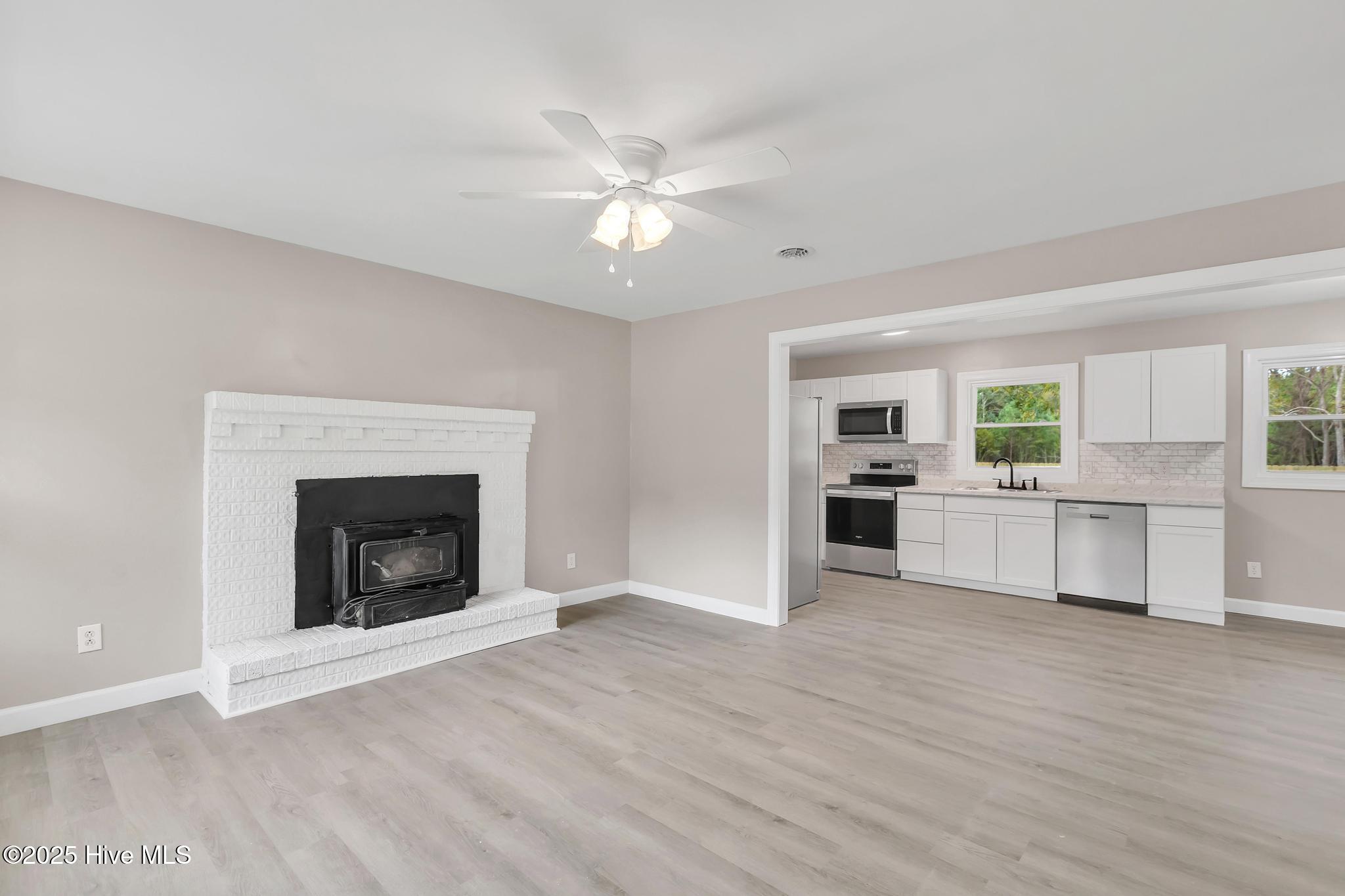 175 Kellumtown Road Hubert, NC 28539 - Photo 6 of 23 Liv Rm (2)