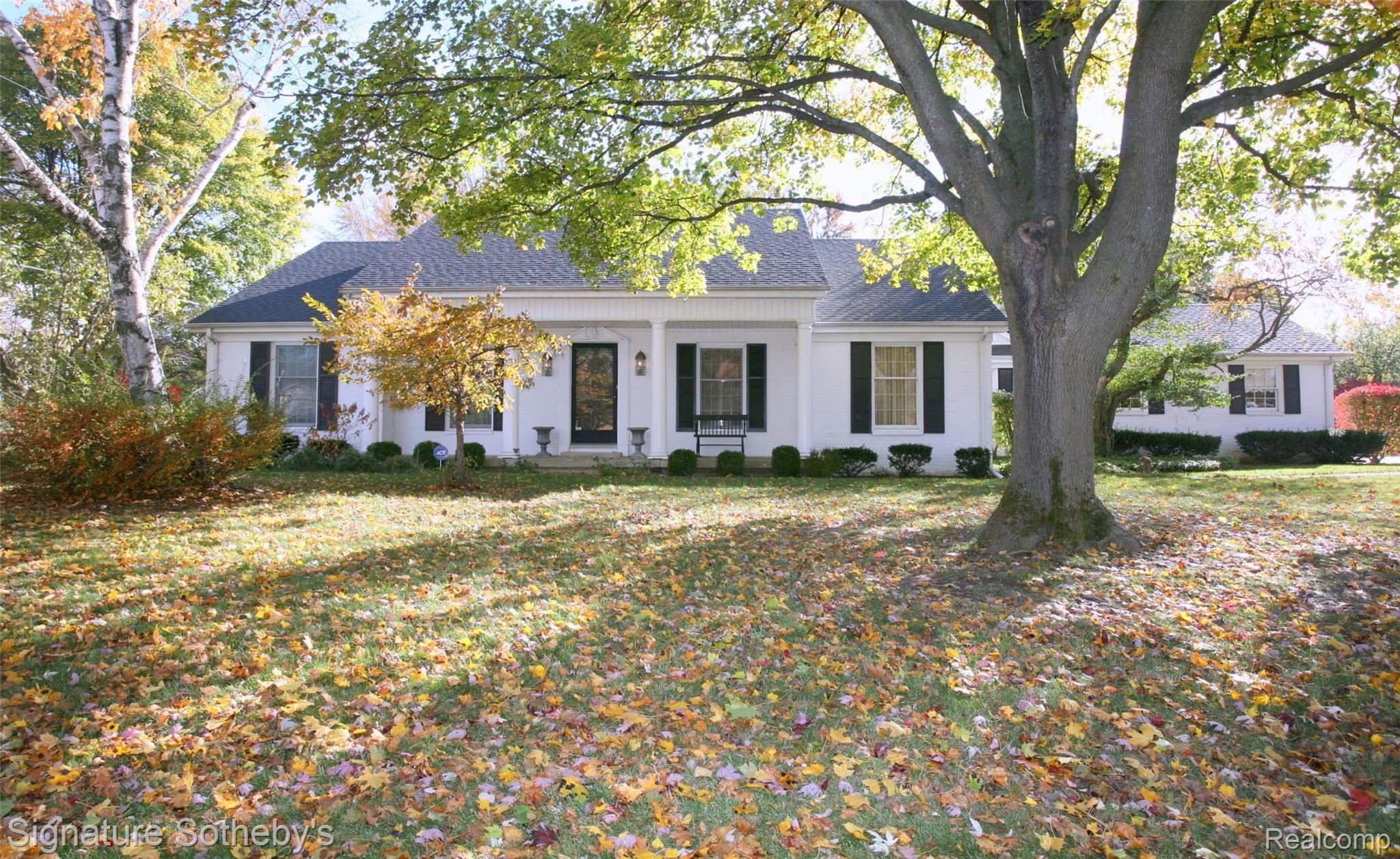 5458 Provincial Road Grand Blanc, MI 48439 - Photo 7 of 37 Traditional Elegance!