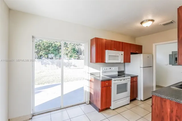 a kitchen that has a stove and a refrigerator