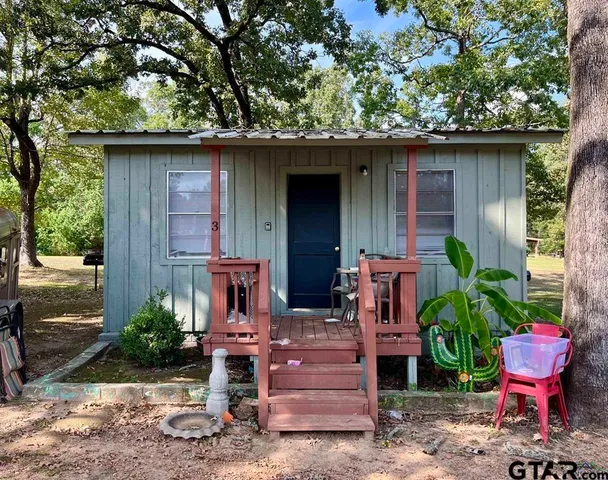 a view of a house with backyard and sitting area