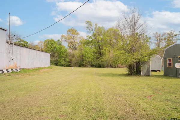 a view of a yard with a house