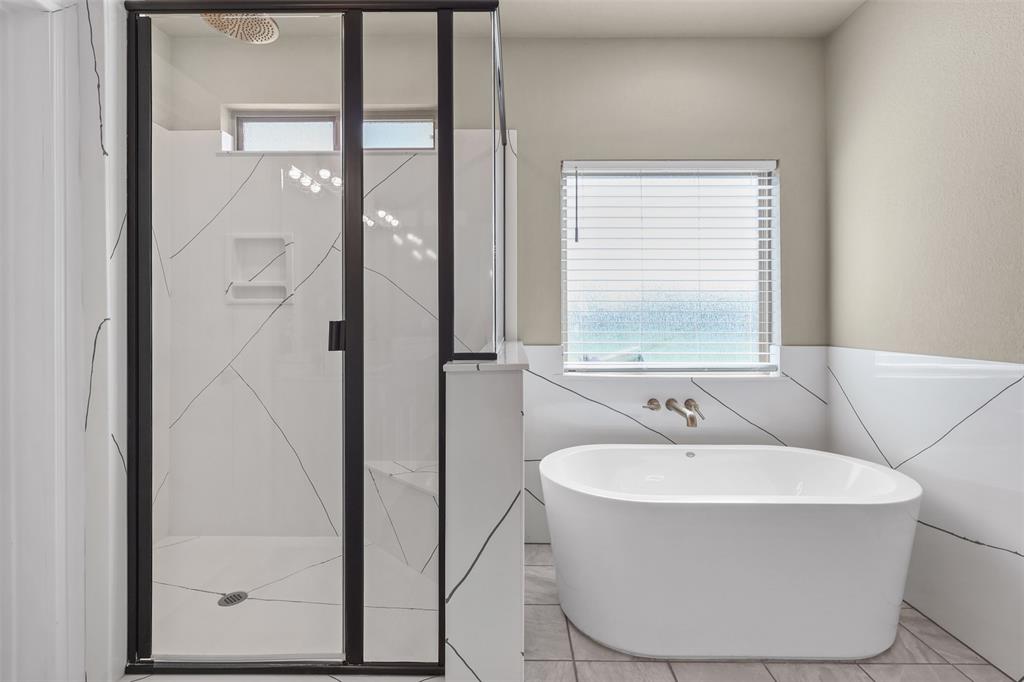 2451 Neck Road Palmer, TX 75152 - Photo 21 of 32 a bathroom with a bathtub and mirror