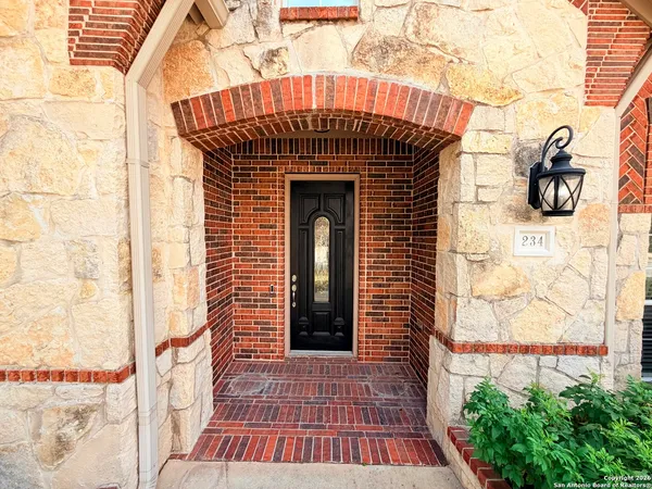 a view of entryway with a yard