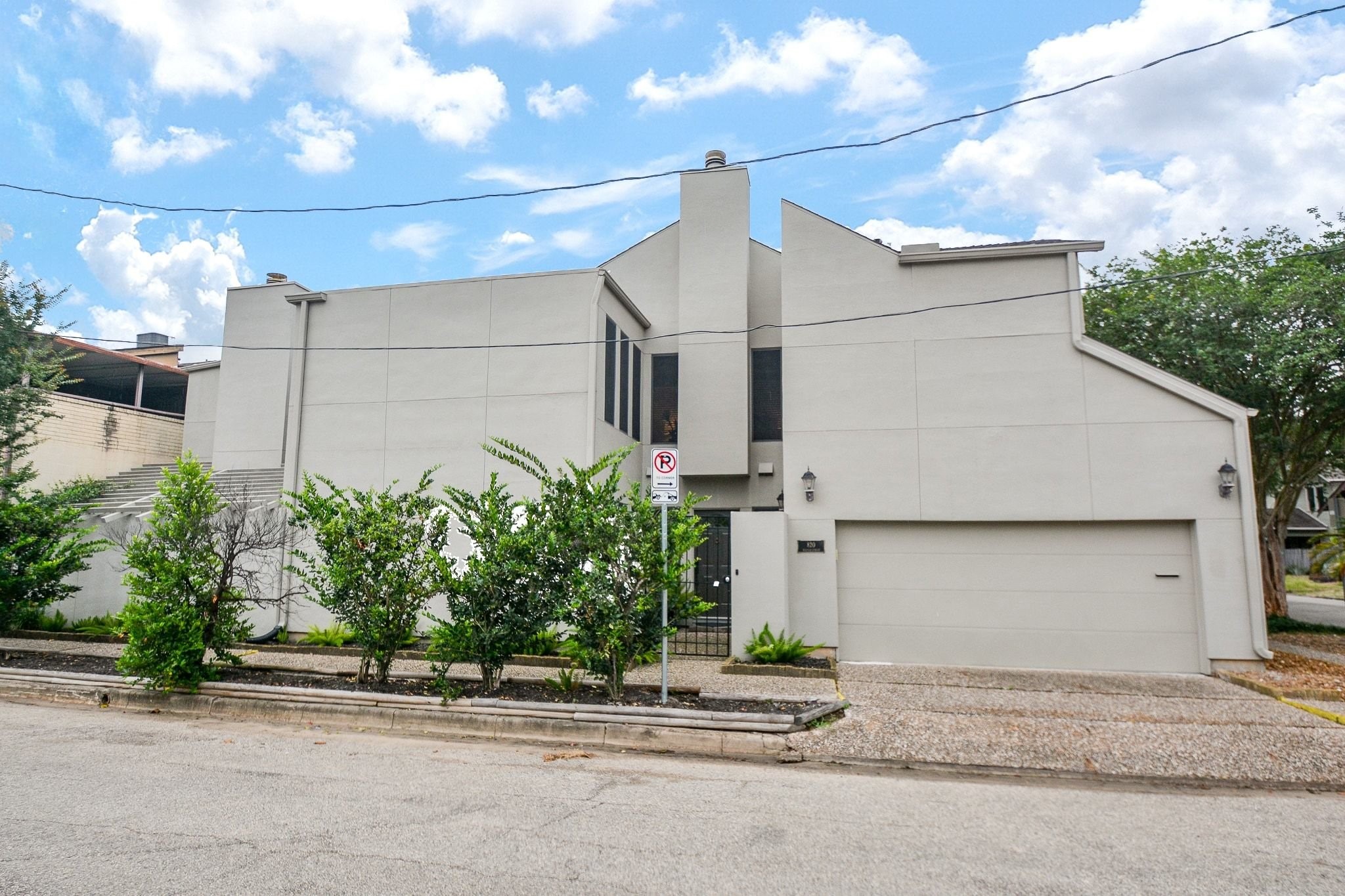 820 Harold Street Houston, TX 77006 - Photo 32 of 33 A clean stucco exterior with mature landscaping and an attached garage sits right in the heart of Montrose, walkable to everything the neighborhood has to offer.