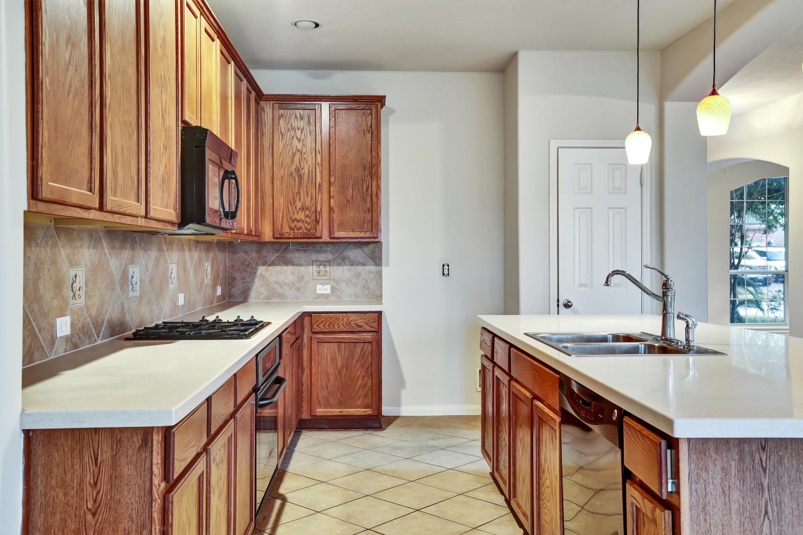 22215 Bridgestone Pine Court Spring, TX 77388 - Photo 15 of 42 Kitchen