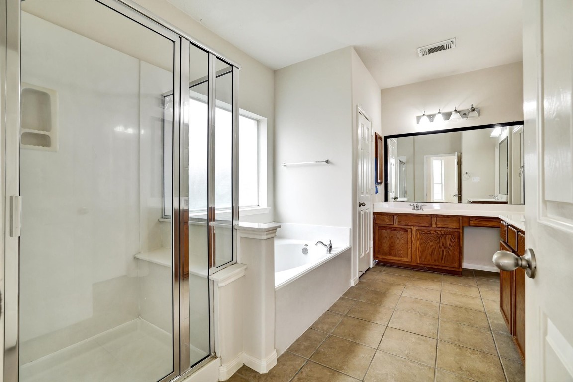 22215 Bridgestone Pine Court Spring, TX 77388 - Photo 25 of 42 Owner's Ensuite Bathroom