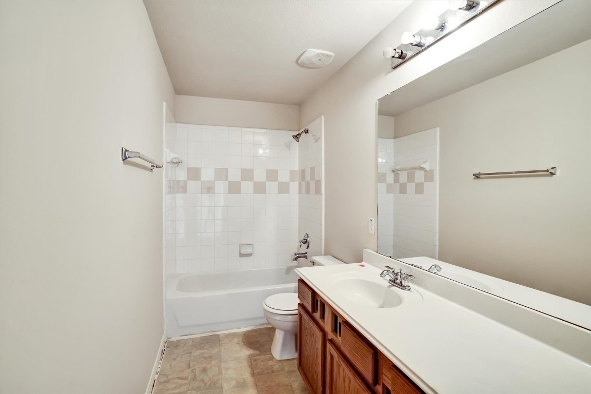 22215 Bridgestone Pine Court Spring, TX 77388 - Photo 39 of 42 Upstairs Bathroom