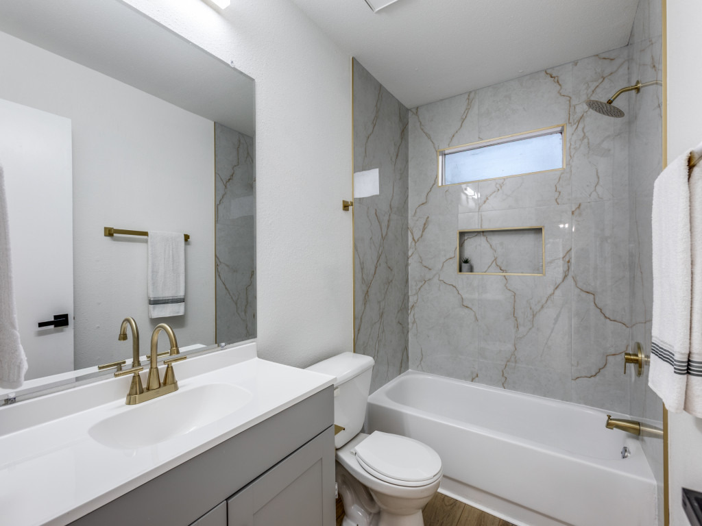 1845 River Crossing Circle, Unit A Austin, TX 78741 - Photo 3 of 31 Bathroom with vanity and shower / tub combination