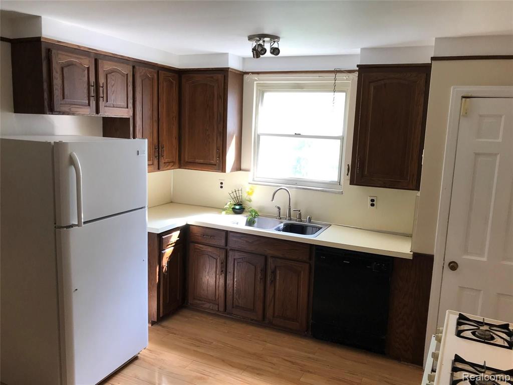 27820 Rackham Drive Lathrup Village, MI 48076 - Photo 8 of 31