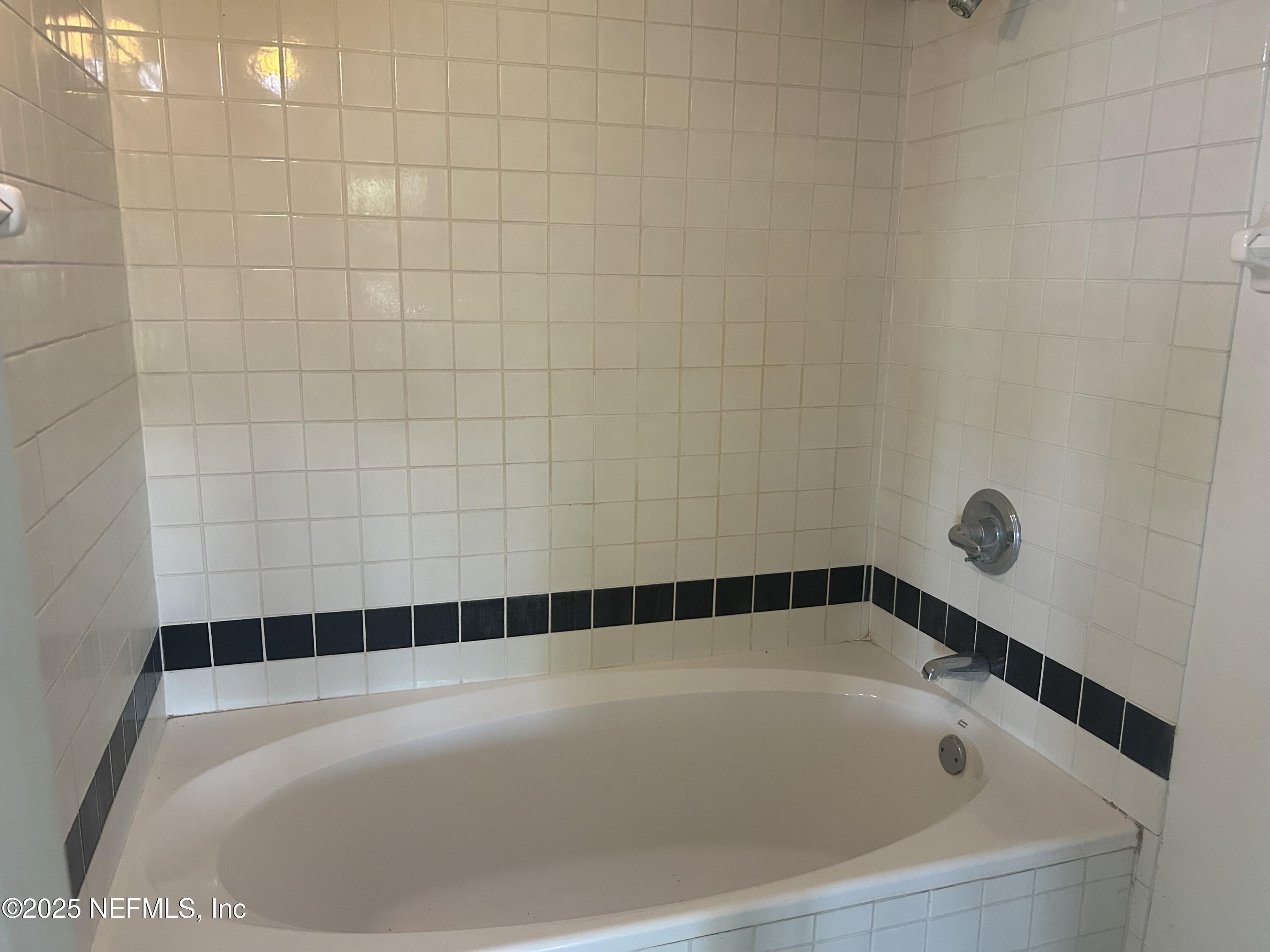 121 Walton Road East Palatka, FL 32131 - Photo 29 of 48 a bathroom with a bathtub
