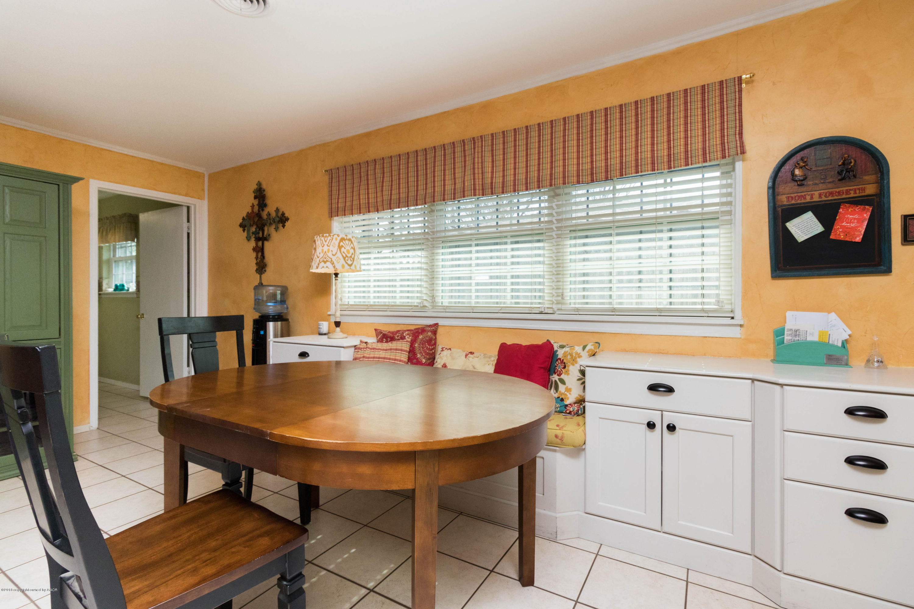 6113 Hanson Road Amarillo, TX 79106 - Photo 15 of 41 Window seat/dining