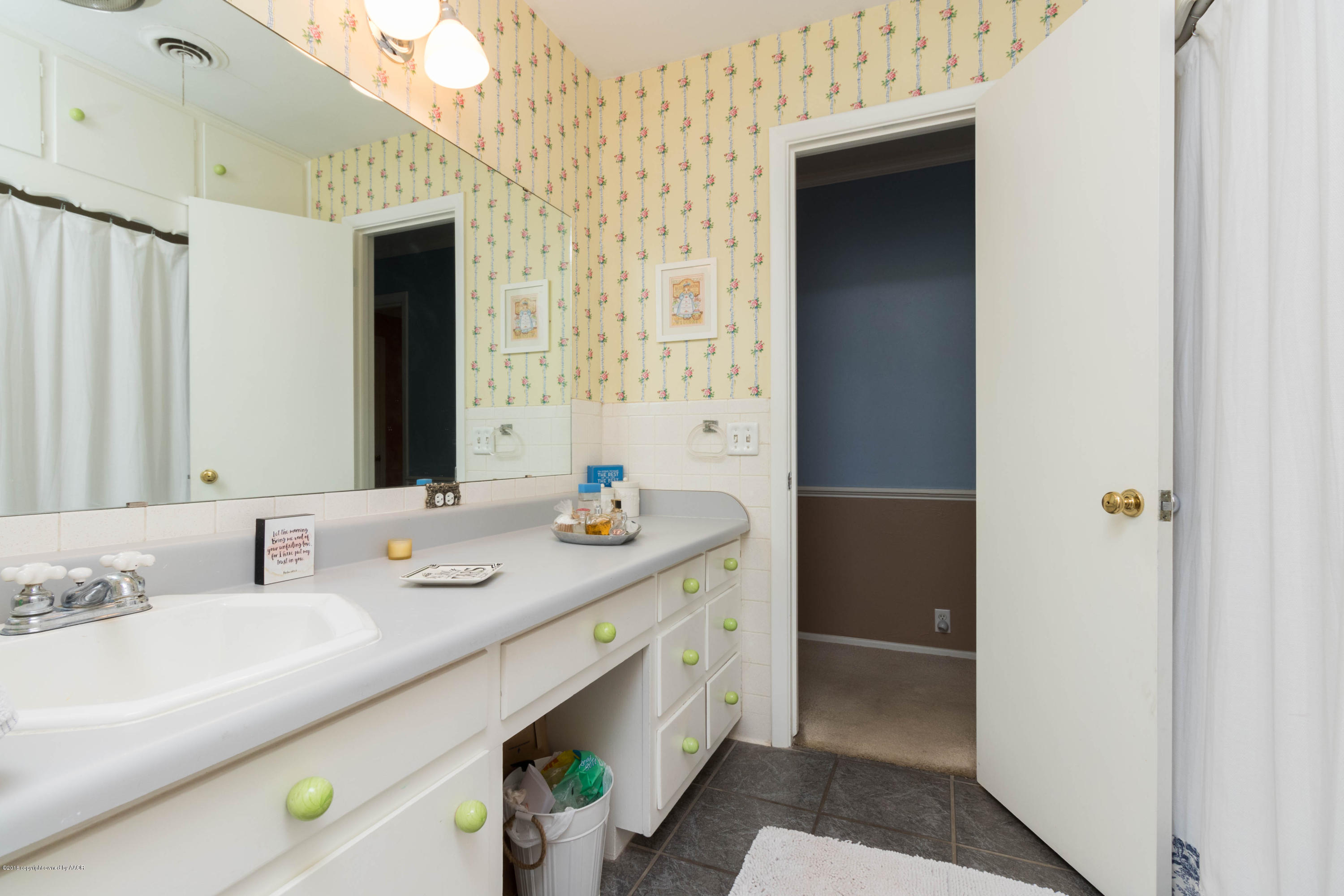 6113 Hanson Road Amarillo, TX 79106 - Photo 27 of 41 Main bath