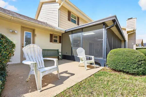 a view of a backyard
