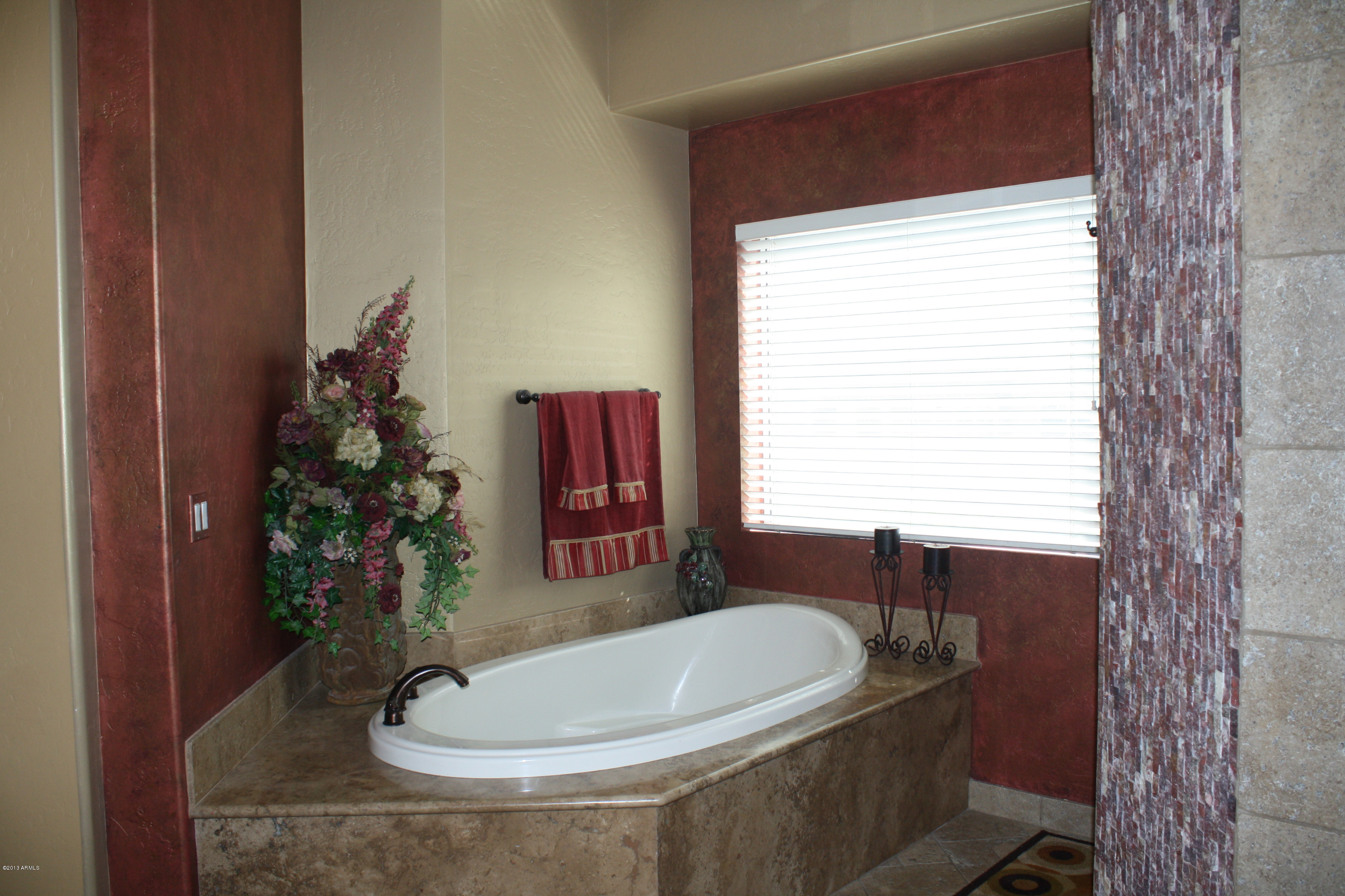 1701 East Hearn Road Phoenix, AZ 85022 - Photo 23 of 41 Master Bath Tub
