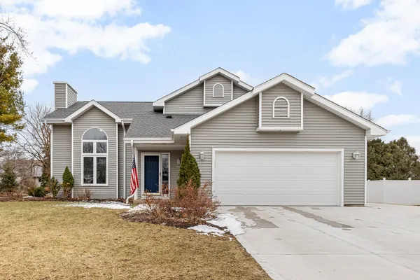 $525,000 | 233 Sunny Hill Lane, Oconomowoc, WI 53066