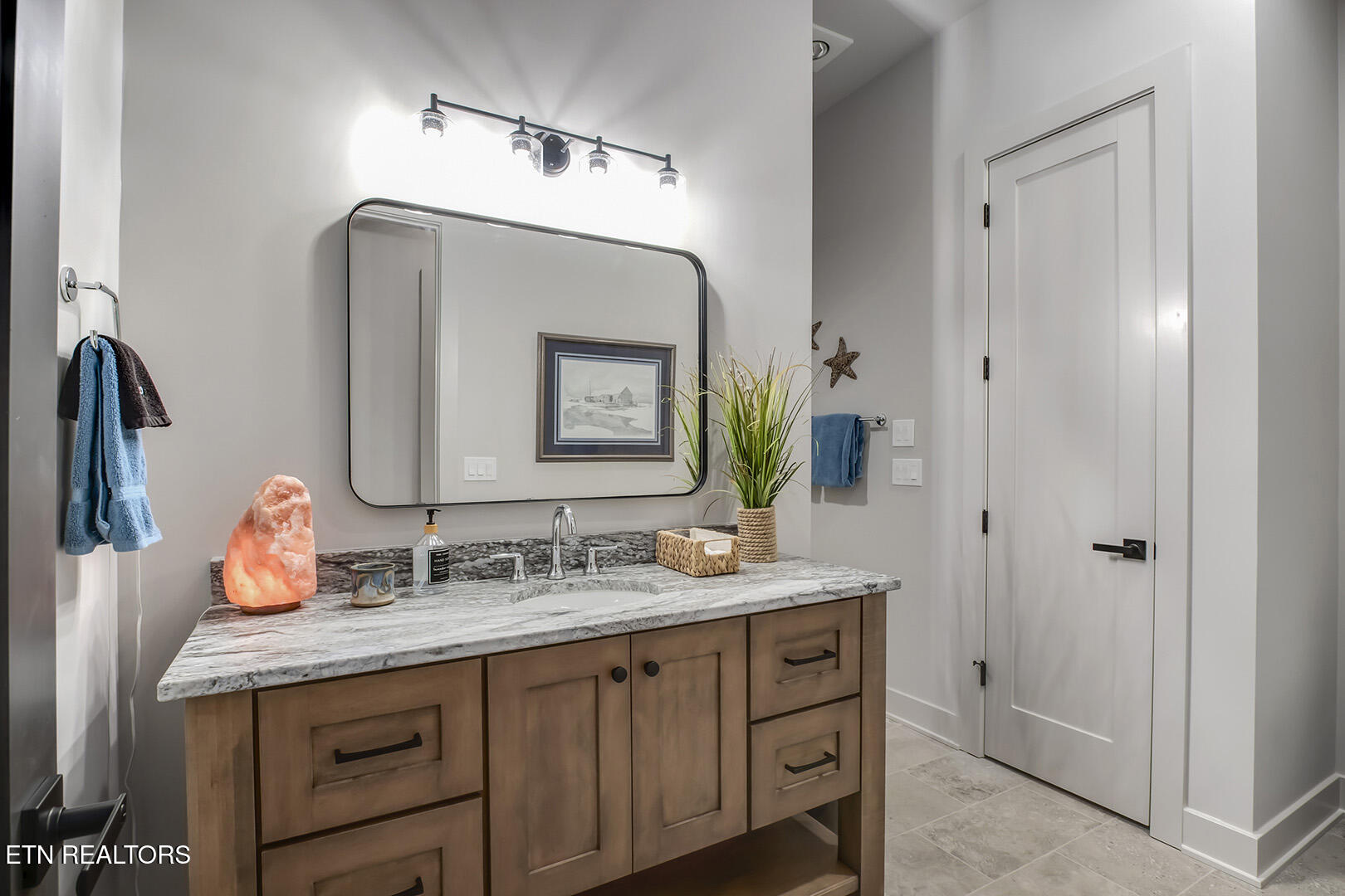 314 Miami Lane Loudon, TN 37774 - Photo 39 of 60 39_314 Miami Lane_GuestBath2