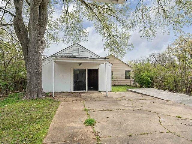 778 North Merton Street Memphis, TN 38112 - Photo 14 of 15 a front view of a house with a garden and trees