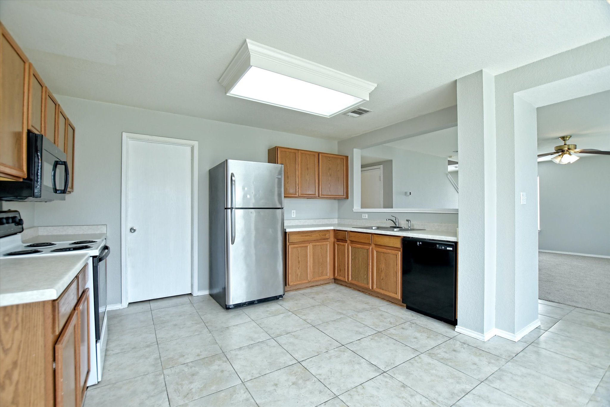 102 Blanco Woods Boulevard Elgin, TX 78621 - Photo 7 of 31