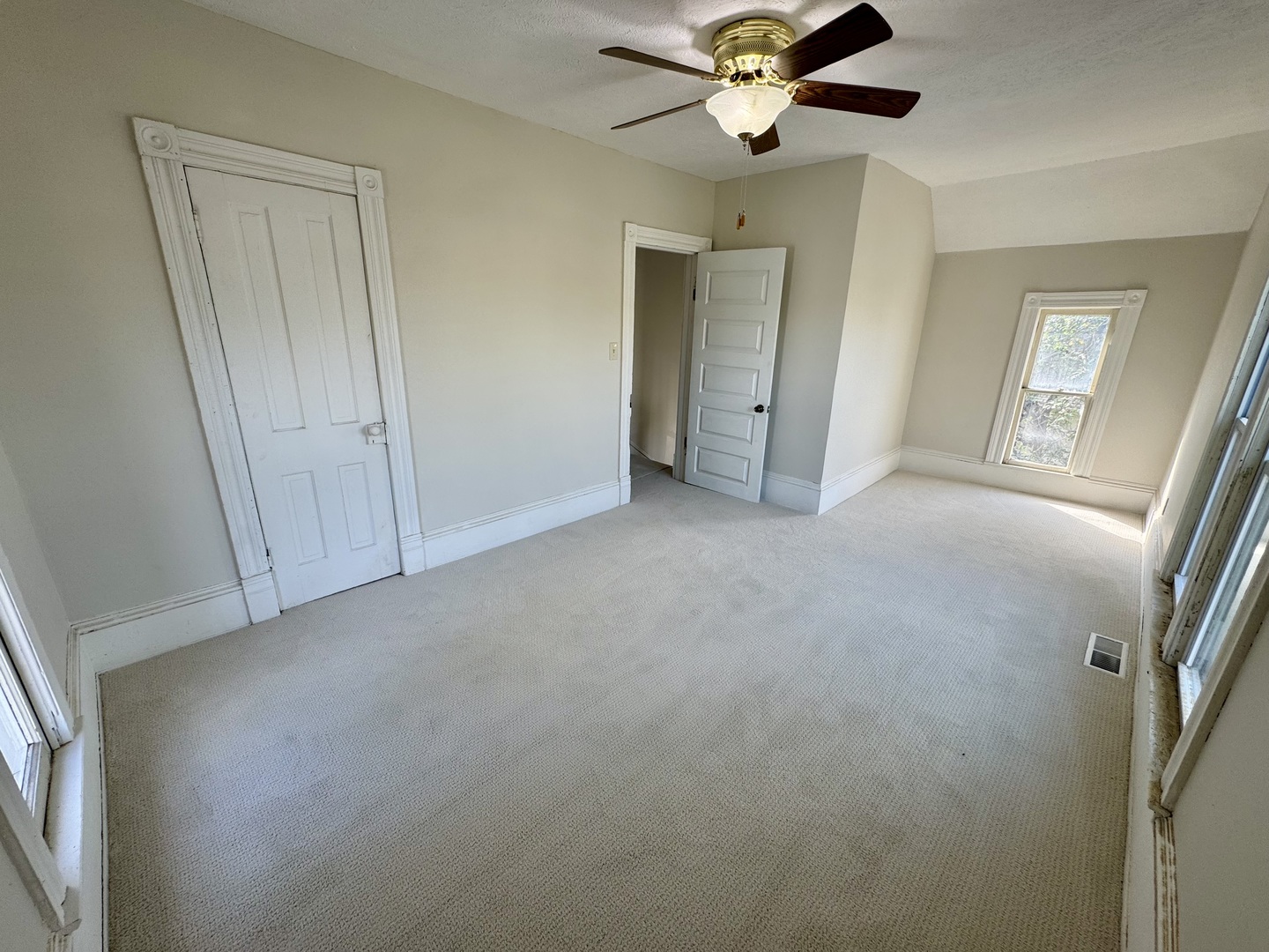 304 South Prairie Street Bloomington, IL 61701 - Photo 28 of 34 a view of empty room with window