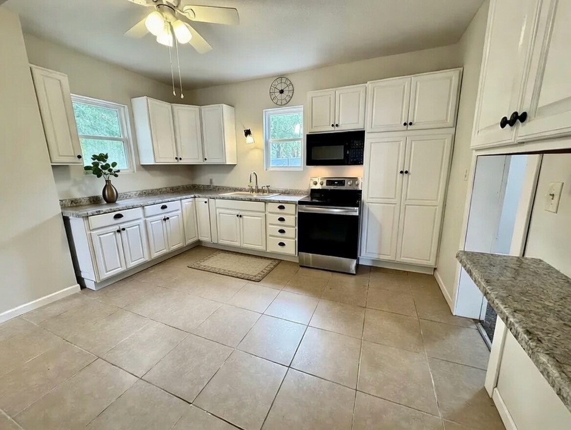 304 South Prairie Street Bloomington, IL 61701 - Photo 3 of 44