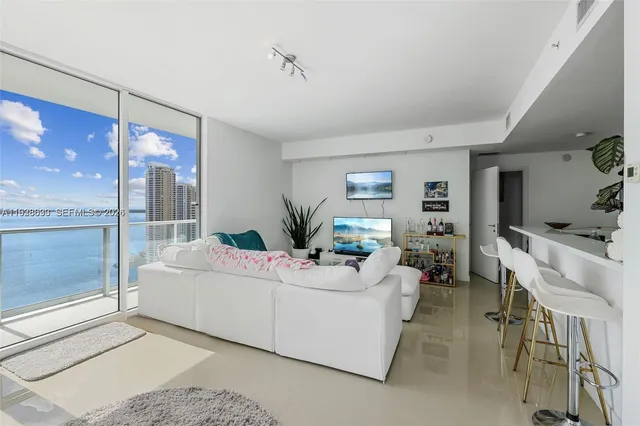 $4,250 | 300 South Biscayne Boulevard, Unit T2616, Miami, FL 33131