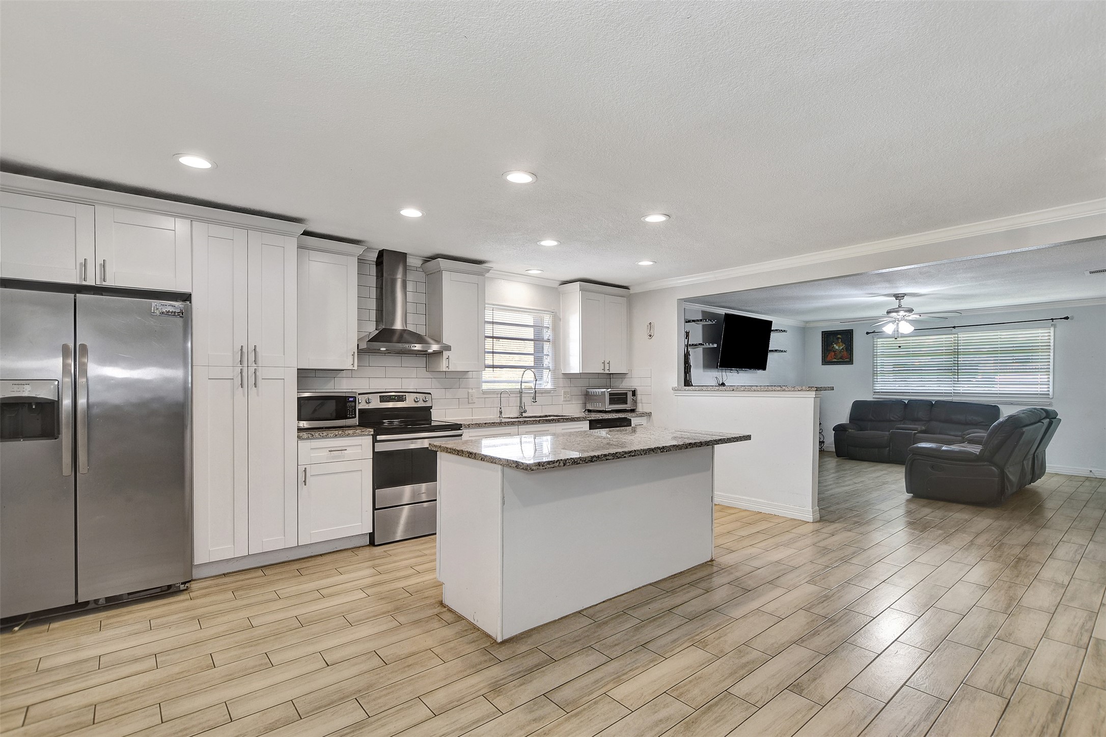 8314 Albacore Drive Houston, TX 77074 - Photo 5 of 40