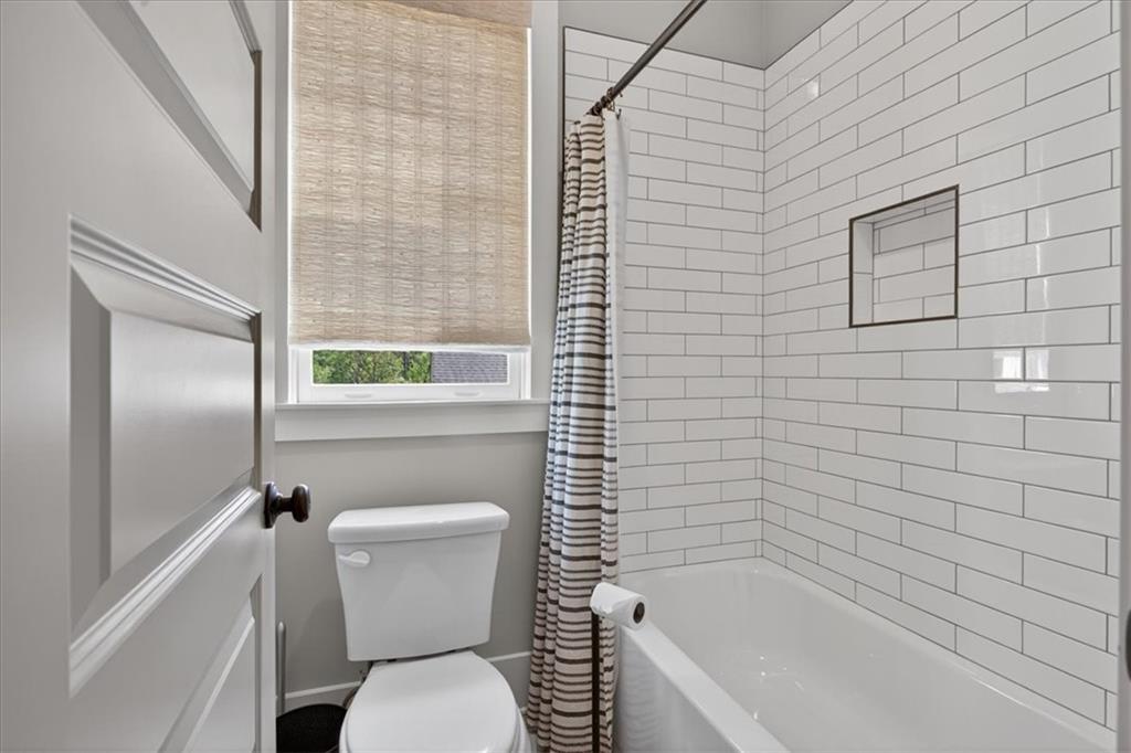 122 Brookfield Court White, GA 30184 - Photo 30 of 63 a bathroom with a toilet and bathtub