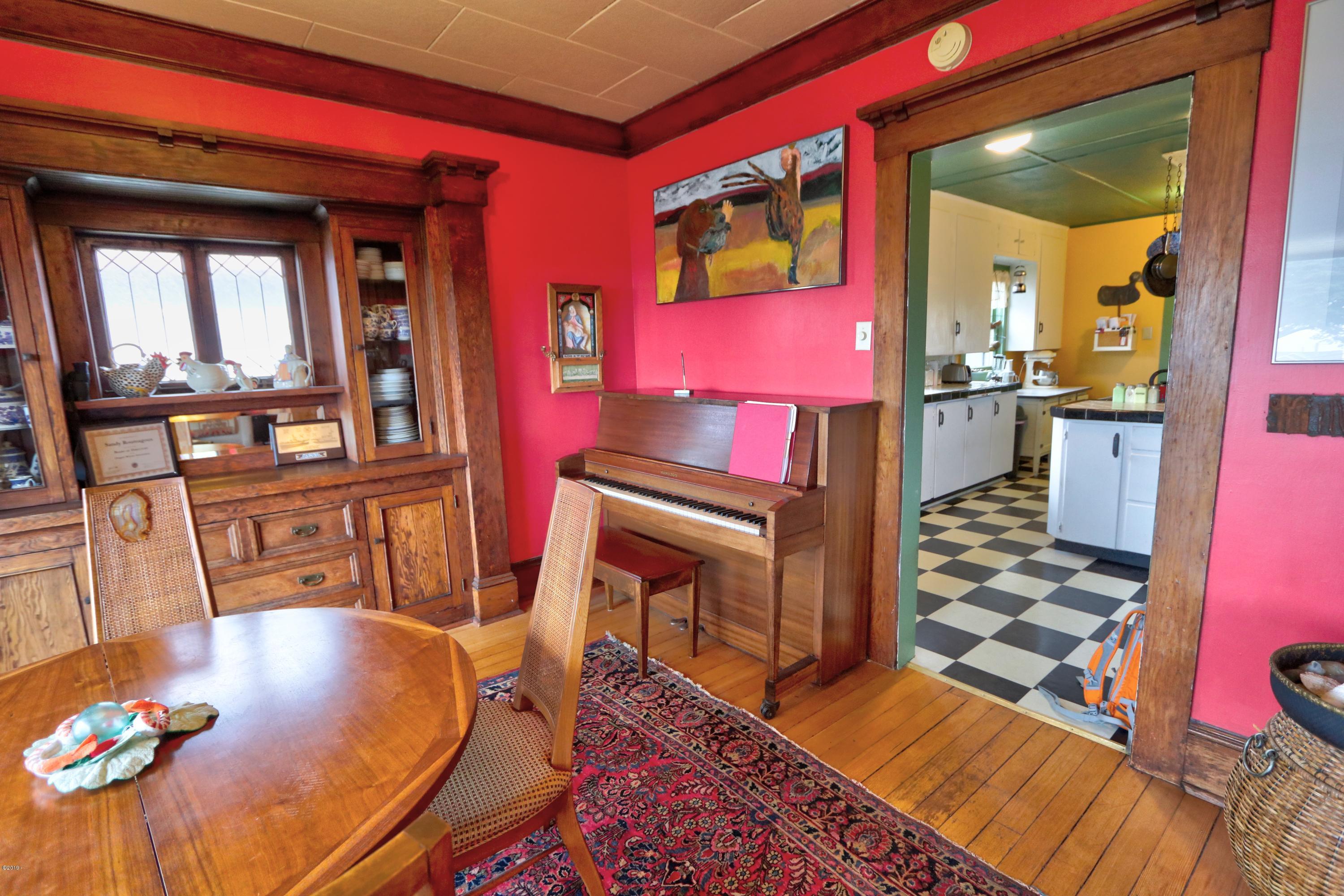 19 Southwest Hurbert Street Newport, OR 97365 - Photo 10 of 51 Dining to kitchen