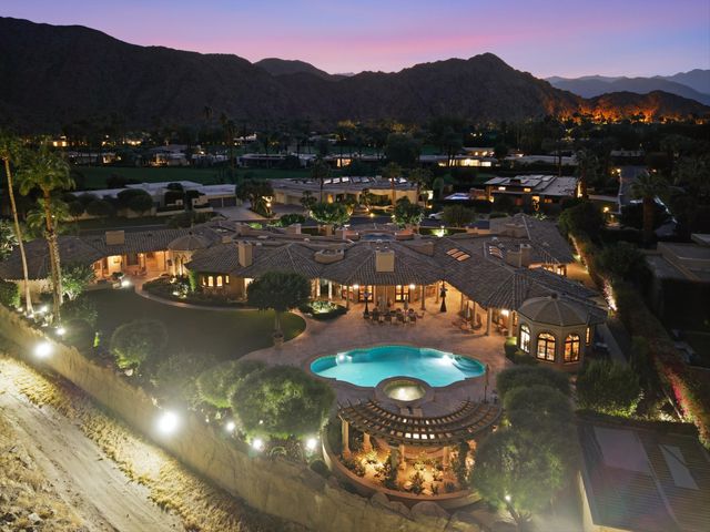 a en suite bathroom with a double vanity sink and a mirror