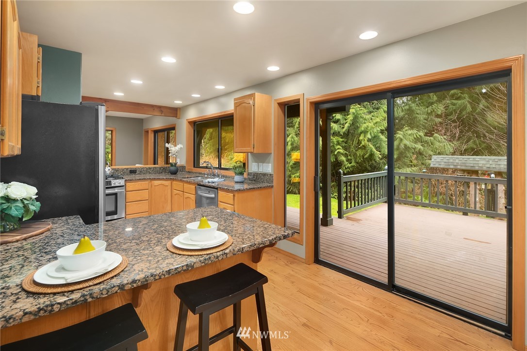 820 Carlson Road Snohomish, WA 98290 - Photo 13 of 39 a kitchen with a table and chairs