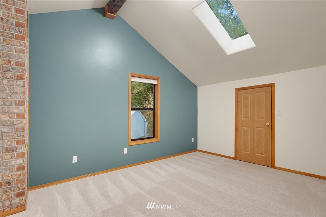 820 Carlson Road Snohomish, WA 98290 - Photo 31 of 39 an empty room with windows and closet