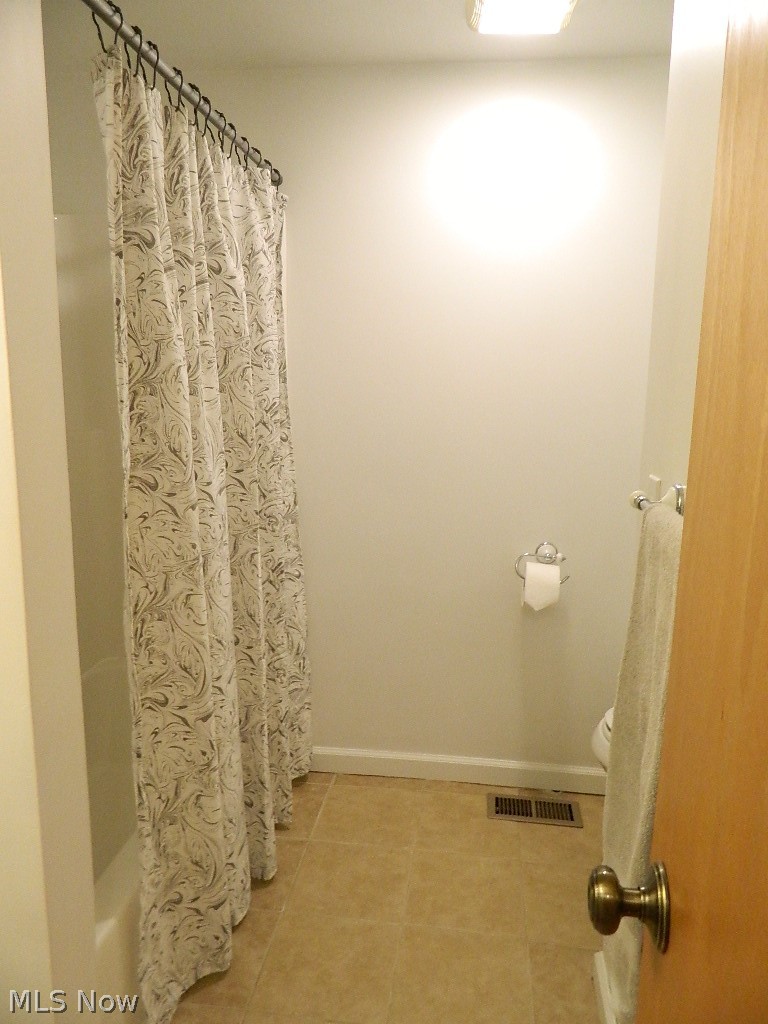 9772 Chardon Road Chardon, OH 44024 - Photo 22 of 35 Upstairs Hall Full Bathroom with a Linen Closet Behind the Door!