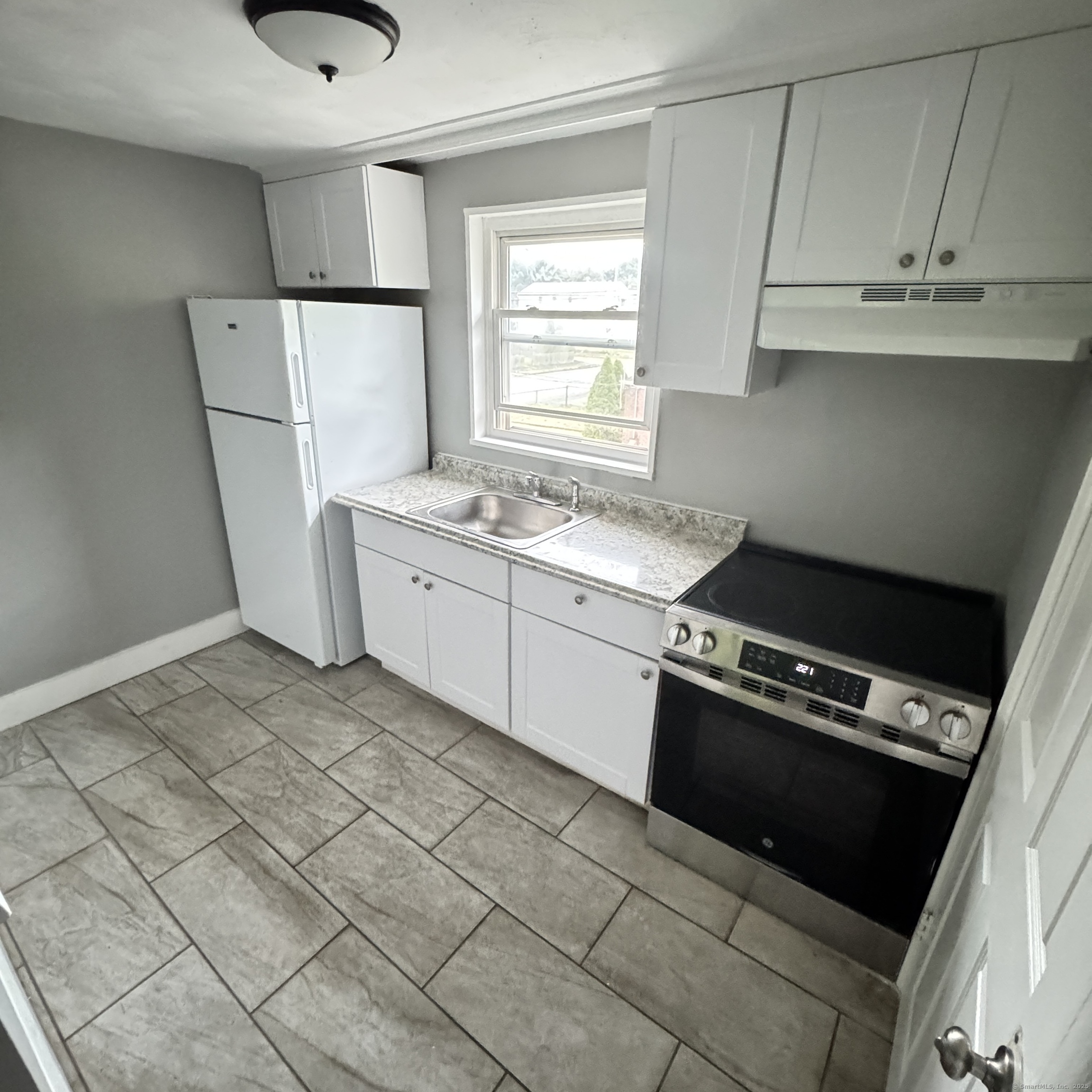 1275 Quinnipiac Avenue, Unit W19 New Haven, CT 06513 - Photo 3 of 7 a kitchen with a stove a refrigerator and a sink