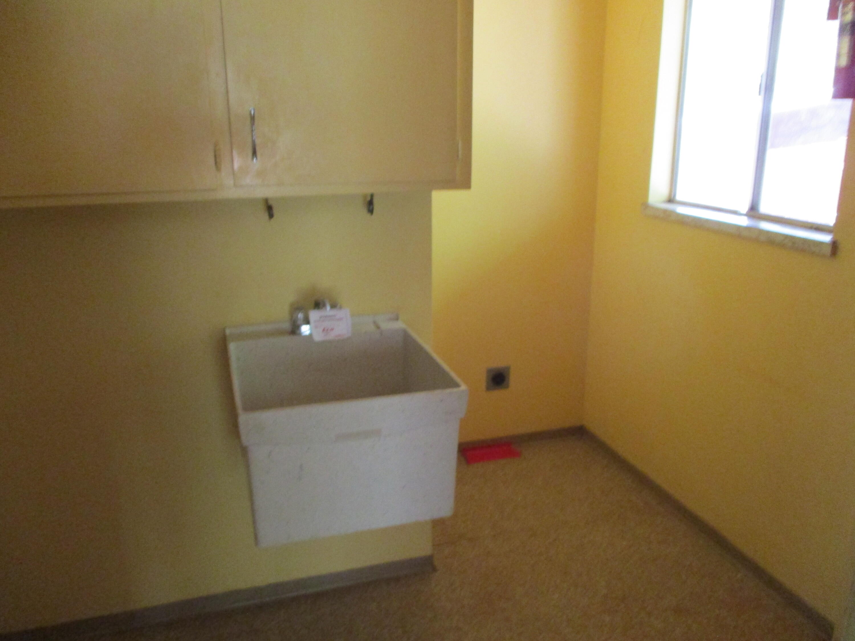 30162 Whitmore Road Whitmore, CA 96096 - Photo 11 of 20 laundry room