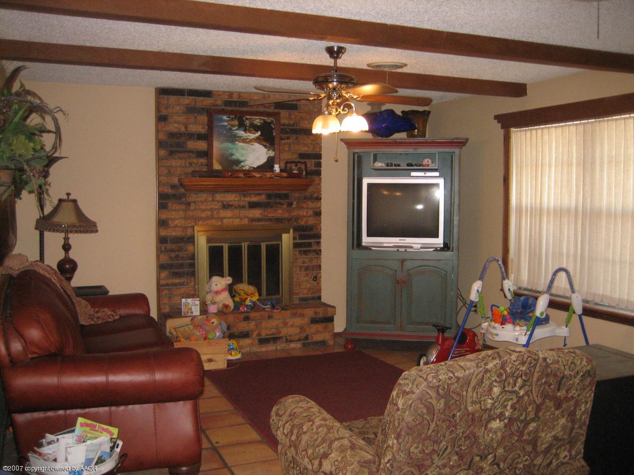 6119 Rutgers Street Amarillo, TX 79109 - Photo 4 of 9 Living