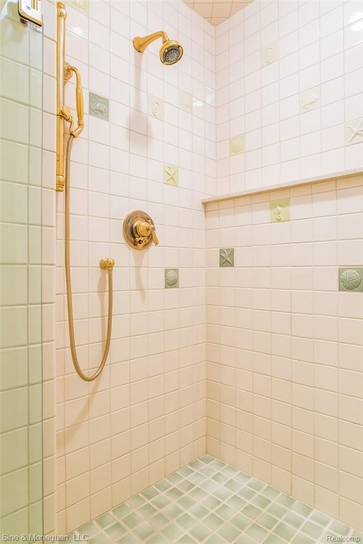 24 Warner Road Grosse Pointe, MI 48236 - Photo 33 of 56 035-Bathroom-5492457-medium.jpg