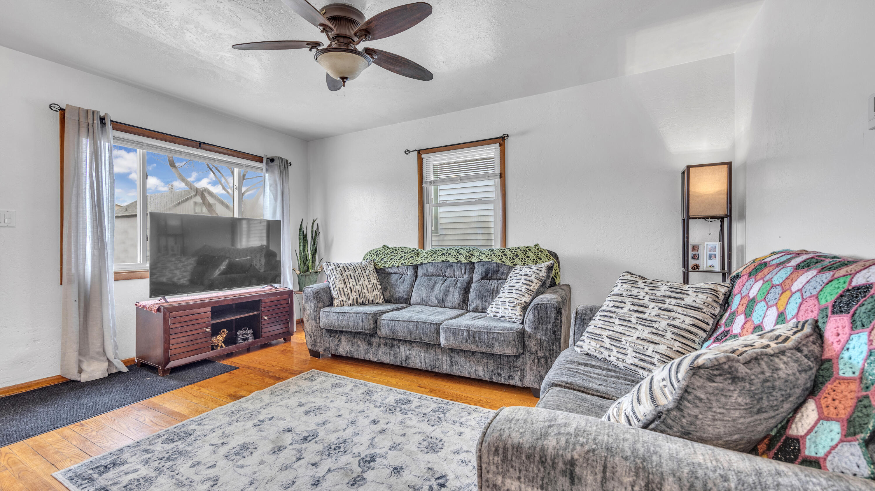 1417 Mac Arthur Avenue Sheboygan, WI 53083 - Photo 4 of 24 Living Room