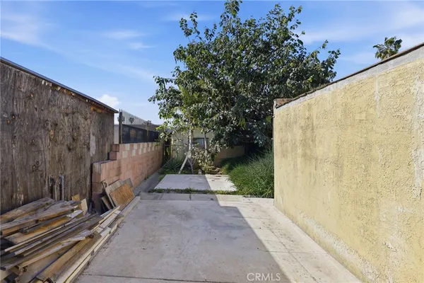 a view of a back yard